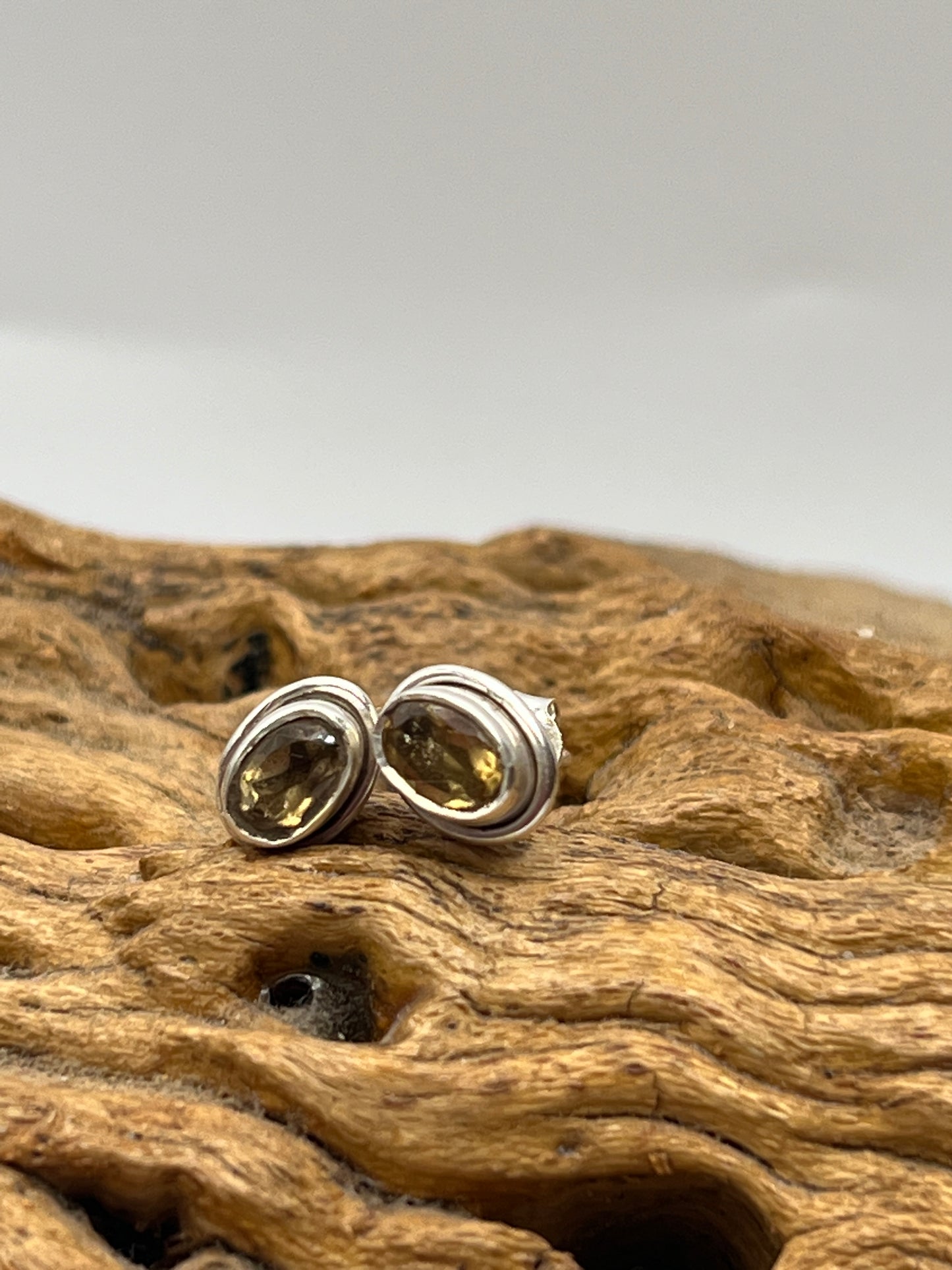 Oval Faceted Studs Earrings 6mm