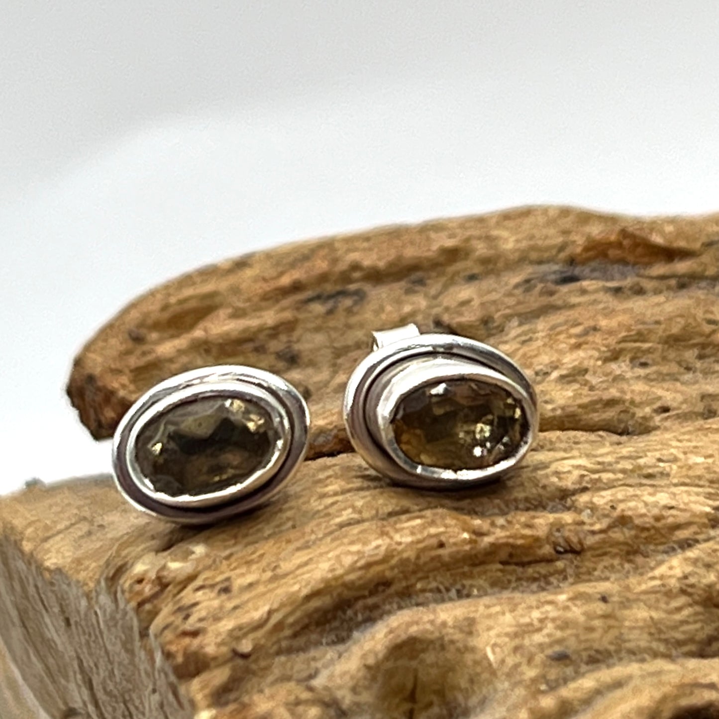 Oval Faceted Studs Earrings 6mm